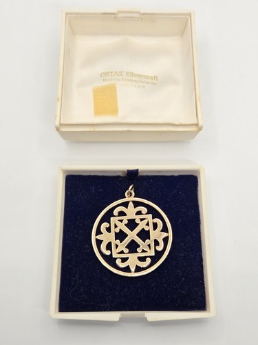 9ct gold magnus pendant - gold, st
