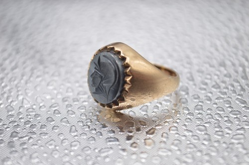 Yellow gold signet ring - ct,
