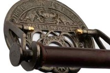 B&M| CROWN TOILET ROLL HOLDER - ANTIQUE IRON