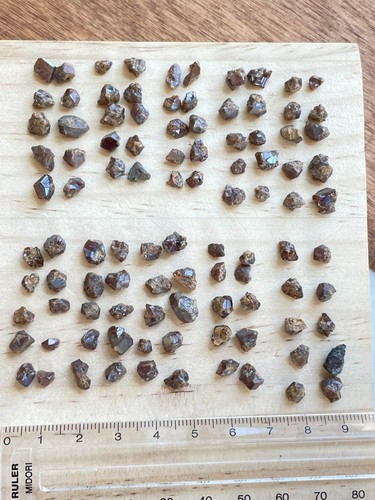 Lot 100 rough - rough, iridescent