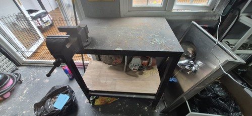 Steel work bench with - with, vice