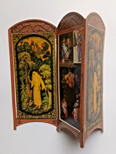 Unusual screen for dolls'