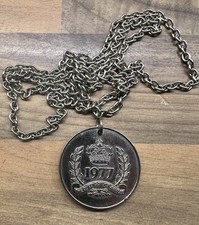 Queens 1977 Silver Jubilee medal / medallion with chain