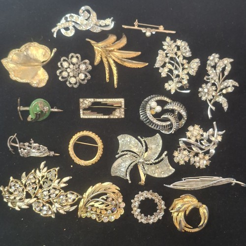Bundle broken brooches - bundle, of