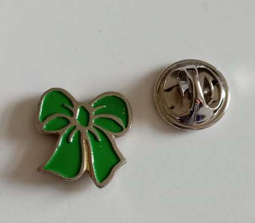 Macmillan green bow - macmillan, enamelled