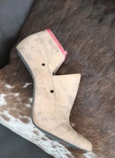 An Extremely Beautiful Unbranded High Pitched Wooden Womens Last Size 5. UK