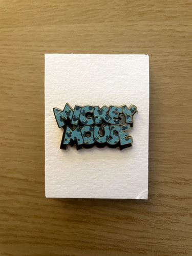 Disney trading pins - trading,