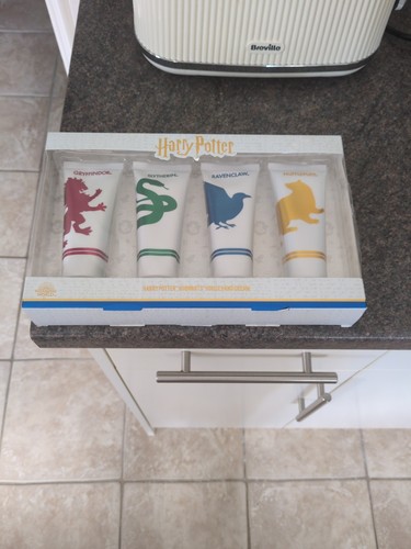 Harry potter house hand - harry, cream