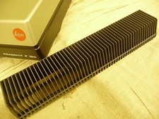 Slide projector cassette tray