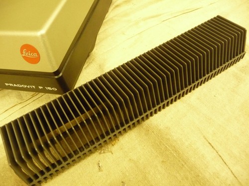 Slide projector cassette tray