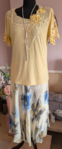 New cream blue floral - m,
