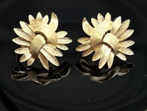 Vintage crown trifari - trifari, brushed