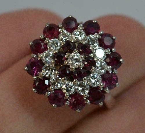 Round cut red ruby - ct,