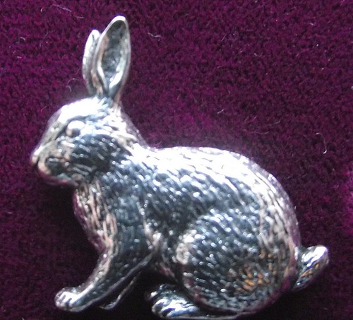 Lovely pewter sitting rabbit - lovely,