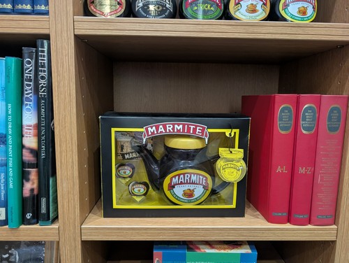 Marmite tea set and pot - set,