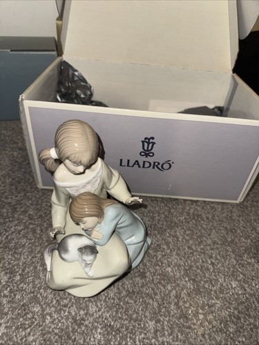 Lladro 1534 little sister - "little, sister"