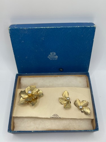 Vintage gold tone flower - gold,