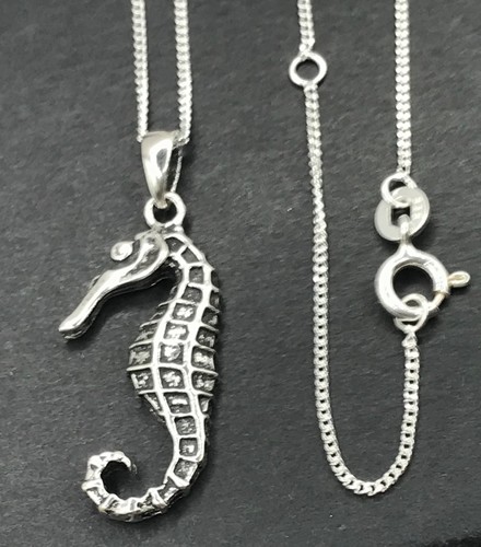 Seahorse pendant solid