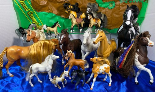 Horse figurines - 19,
