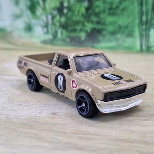 Hot wheels datsun - hot,