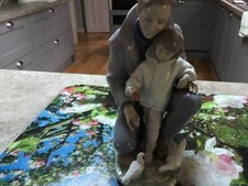 LLADRO FATHER & DAUGHTER FEEDING BIRDS