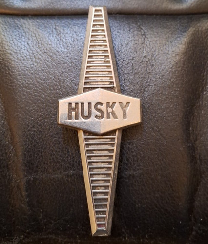Hillman husky car badge - "husky",