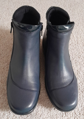 New ladies boots - new, by