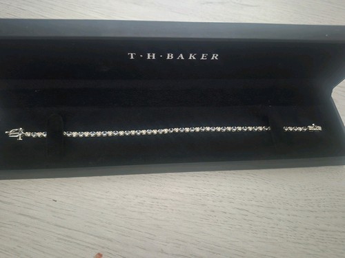 9ct white gold - diamond, and
