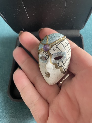 Vtg mardi gras pin - vtg,