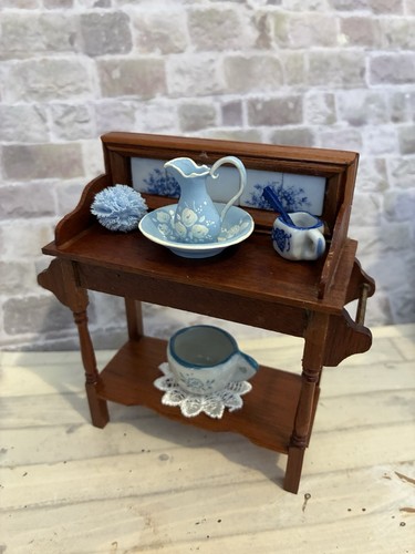 Dolls house scale - dolls,