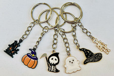 6 HALLOWEEN KEYRINGS TRICK OR