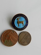 A VINTAGE ENAMEL BADGE, HERTFORDSHIRE WHEELERS. CYCLING CLUB.