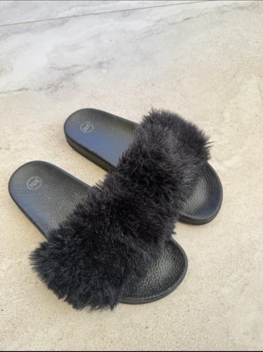 Black fluffy faux fur slider - black,