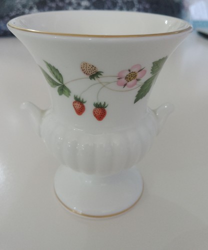 Wedgewood wild strawberry urn - wild,