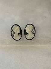 Cameo Black/White Stud