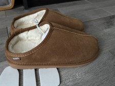 totes Men's Suede Tan Faux Fur Lined Mule Slippers - size M (UK 9-10) - New.
