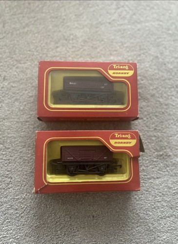 Hornby pair goods trucks - trucks,