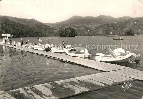 Lac chambon les - lac, pedalos