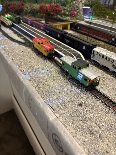 Two gauge carbooses 87 - two,