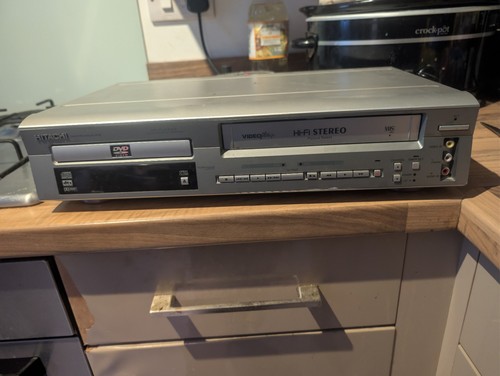 Hitachi pf2e dvd player - hitachi,