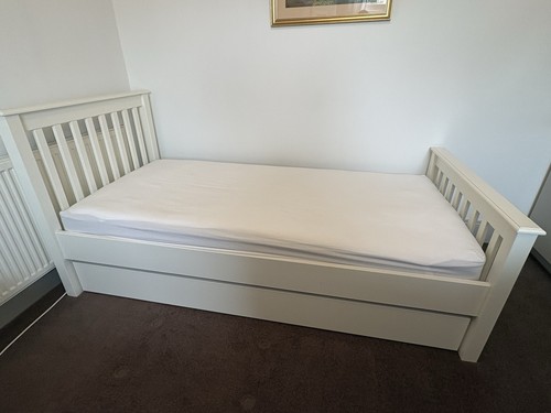 White wooden single daybed - wooden,