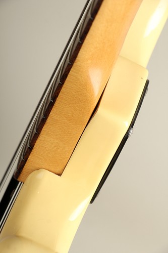 Fender 1977 musicmaster white - fender,