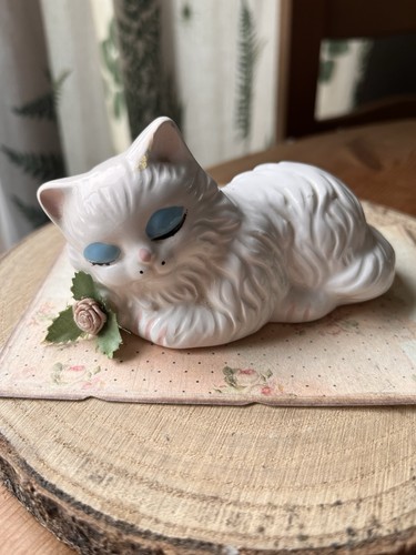 Vintage kitsch white persian - white,