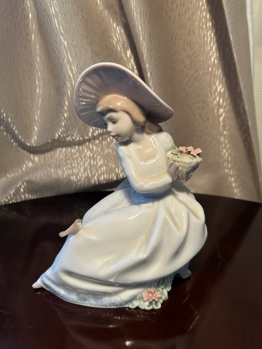 Nao lladro walking - by,