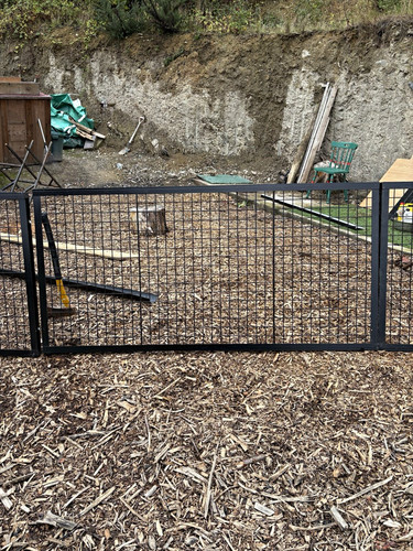 Black metal mesh dog - black,