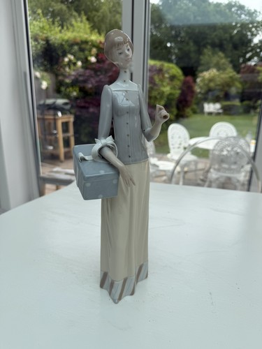 Lladro 4700 the - lladro, dressmaker