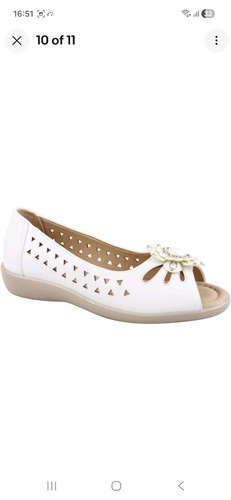 Wide cushioned peep - toe, flat
