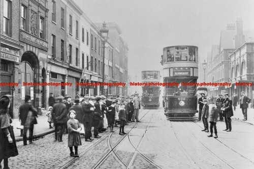 F002127 pedestrians and - f002127, trams