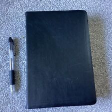 The New Thompson Study Bible, Black Genuine Leather.