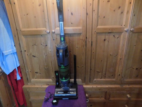 Cordless upright vacuum